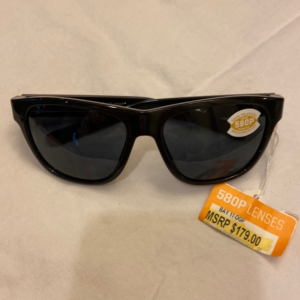 Costa Sunglasses 580, brand new and never worn. Perfect for springtime!